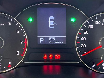 Kia Cerato Hatchback màu trắng 11