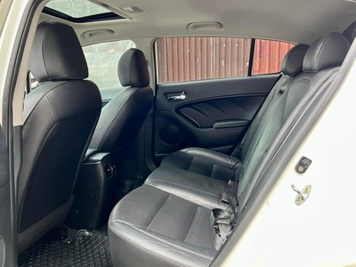 Kia Cerato Hatchback màu trắng 13