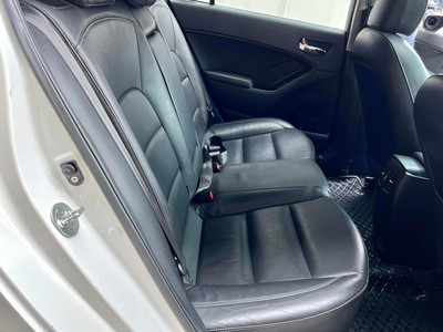 Kia Cerato Hatchback màu trắng 14