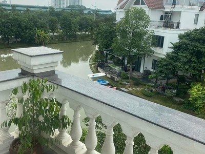 Bán bt vinhomes riverside khu hoa lan diện tích 201.4m2 mặt tiền 11m có view sông rộng sau nhà 0