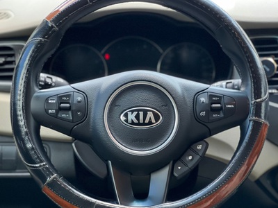— Kia Rondo 2.0 AT màu trắng 14
