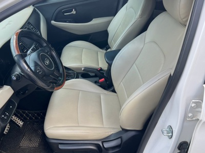— Kia Rondo 2.0 AT màu trắng 13