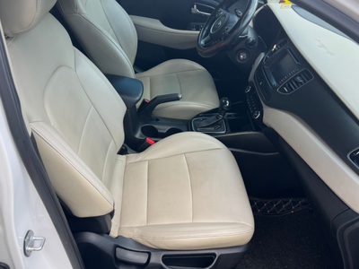 — Kia Rondo 2.0 AT màu trắng 8