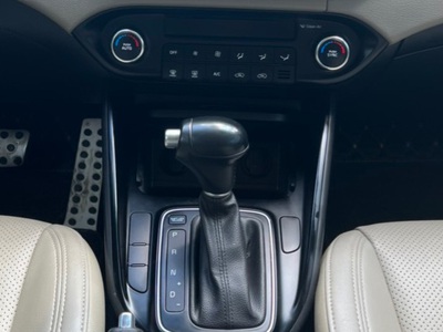 — Kia Rondo 2.0 AT màu trắng 11