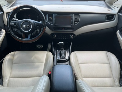 — Kia Rondo 2.0 AT màu trắng 10