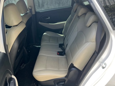 — Kia Rondo 2.0 AT màu trắng 12