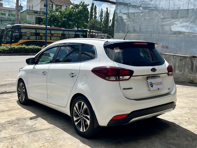 — Kia Rondo 2.0 AT màu trắng 5