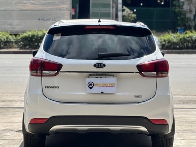 — Kia Rondo 2.0 AT màu trắng 1