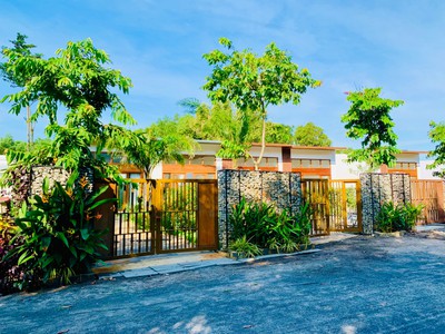 Nhà phố vườn huyện đất đỏ 223m2. SHR, bàn giao full nội thất. Giá 12,9 triệu/m2 1