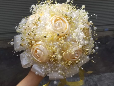 Bó hoa cưới cầm tay hạt cườm ngọc trai màu trắng kem 0