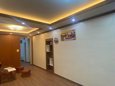 Nhỉn 2 tỷ có ngay căn hộ 73m2 phố láng hạ - đẹp ,vào ở luôn - 2 p ngủ,2wc - sân để xe cực rộng. 1