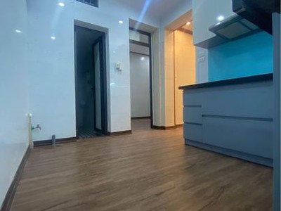 Nhỉn 2 tỷ có ngay căn hộ 73m2 phố láng hạ - đẹp ,vào ở luôn - 2 p ngủ,2wc - sân để xe cực rộng. 2