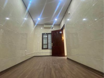 Nhỉn 2 tỷ có ngay căn hộ 73m2 phố láng hạ - đẹp ,vào ở luôn - 2 p ngủ,2wc - sân để xe cực rộng. 3