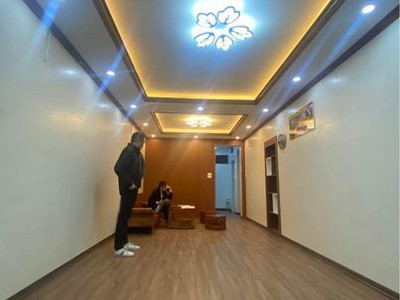 Nhỉn 2 tỷ có ngay căn hộ 73m2 phố láng hạ - đẹp ,vào ở luôn - 2 p ngủ,2wc - sân để xe cực rộng. 0