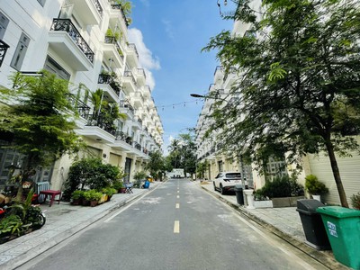 Cần tiền nên giảm giá mạnh bán gấp nhà 4 lầu có thang máy gần CĐ Điện Lực 0