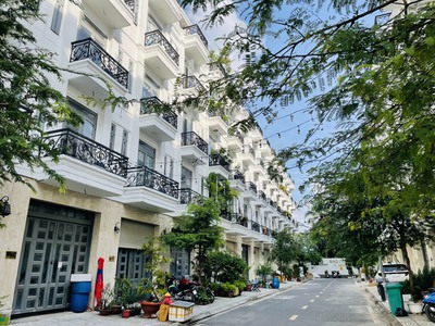 Cần tiền nên giảm giá mạnh bán gấp nhà 4 lầu có thang máy gần CĐ Điện Lực 1