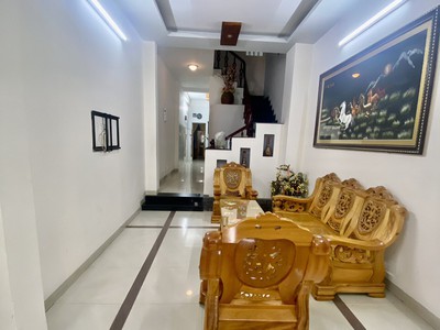 Cho thuê nhà 3 tầng mặt tiền khu bàn cờ Nha Trang giá 15tr/ tháng. 0