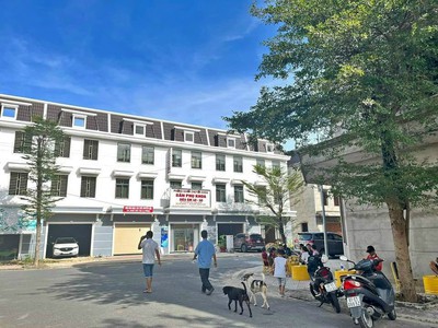 Nhà phố mặt tiền sổ sẵn thành phố Bình Dương 2