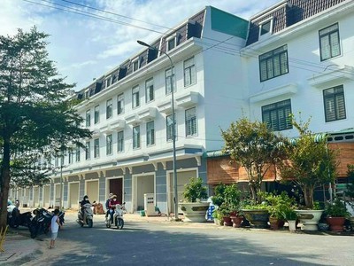 Nhà phố mặt tiền sổ sẵn thành phố Bình Dương 1