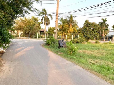 Đất tổng diện tích là 1070m2 giá bán 1 tỷ 750 triệu đất khá vuông vắn, đẹp. Mặt tiền đường nhựa 8m 1