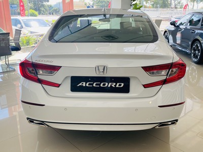 Xe Honda Accord mới tinh 2022 màu trắng tinh khôi 1