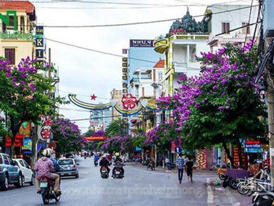 Cho thuê nhà mặt đường Văn Cao, cho kinh doanh cả hàng ăn. 0