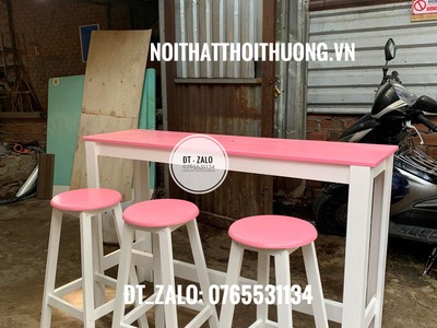 Mẫu bàn ghế bar gỗ màu hồng tại HCM 1
