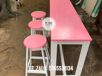 Mẫu bàn ghế bar gỗ màu hồng tại HCM 3