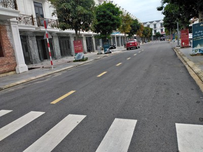 Nhà   6 phòng trọ mt đông tác: dt200m2x2 tầng. giá 8 tỷ 450. tlcc 4