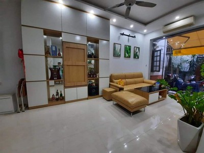 Cần người phụ bán đồ uống tại cửa hàng 1114