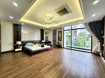 Cần người phụ bán đồ uống tại cửa hàng 1945
