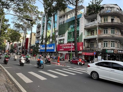 Cần người phụ bán đồ uống tại cửa hàng 566