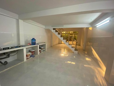 Cần người phụ bán đồ uống tại cửa hàng 1425