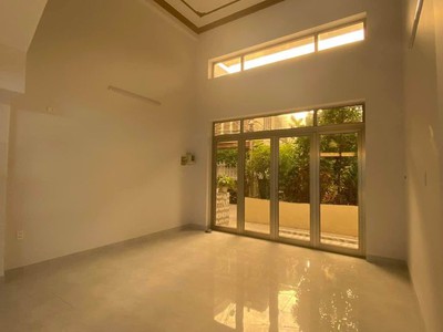 Cần người phụ bán đồ uống tại cửa hàng 1426