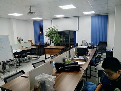Cần người phụ bán đồ uống tại cửa hàng 1345