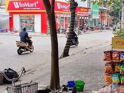 Cần người phụ bán đồ uống tại cửa hàng 1372