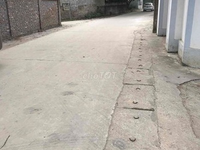 Cần người phụ bán đồ uống tại cửa hàng 1386