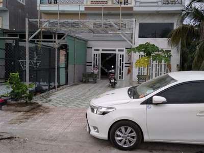Cần người phụ bán đồ uống tại cửa hàng 1379
