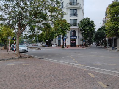 Cần người phụ bán đồ uống tại cửa hàng 728