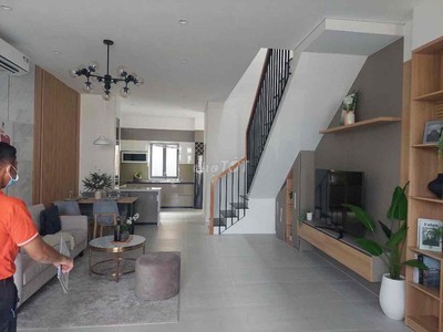 Cần người phụ bán đồ uống tại cửa hàng 896
