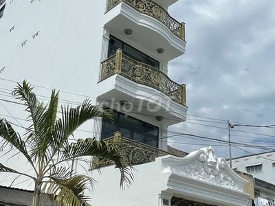 Cần người phụ bán đồ uống tại cửa hàng 983