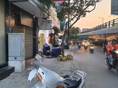 Cần người phụ bán đồ uống tại cửa hàng 1826