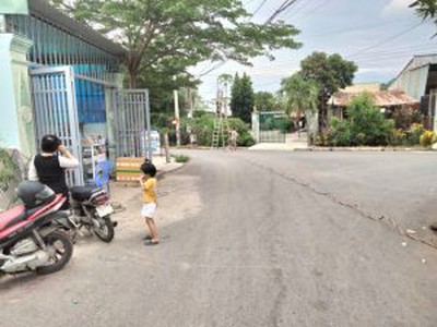 Cần người phụ bán đồ uống tại cửa hàng 1060