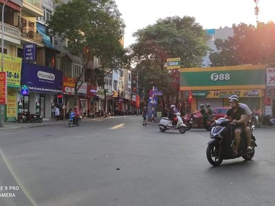 Cần người phụ bán đồ uống tại cửa hàng 1930
