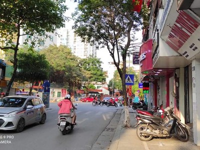 Cần người phụ bán đồ uống tại cửa hàng 1970