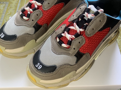 Thanh lý hết giày sneaker còn mới 1