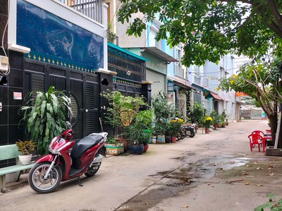 Cần bán gấp nhà đúc 3 tầng BTCT, Q Bình Tân, hẻm 6m, 60m2, 4pn, chỉ 4, 5