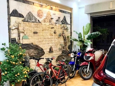 Chủ nhà đi nước ngoài định cư nên cần bán gấp nhà phố văn cao  - ngõ đẹp thẳng tắp - sổ phân lô - 2