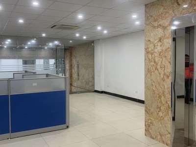 Cho thuê nhà văn phòng ngõ 603 lạc long quân với 125m2, 6 tầng 1 tum, giá thương lượng. 1