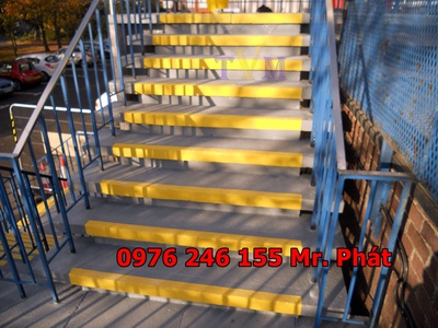 Sử dụng tấm ốp gờ bậc thang frp chống trơn trượt, thanh stair nosing màu vàng nhám 1